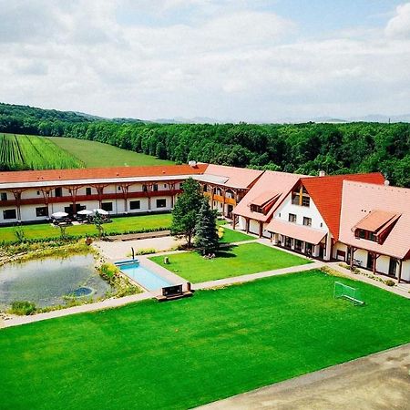 Dvur Perlova Voda Budyne nad Ohri Exterior photo