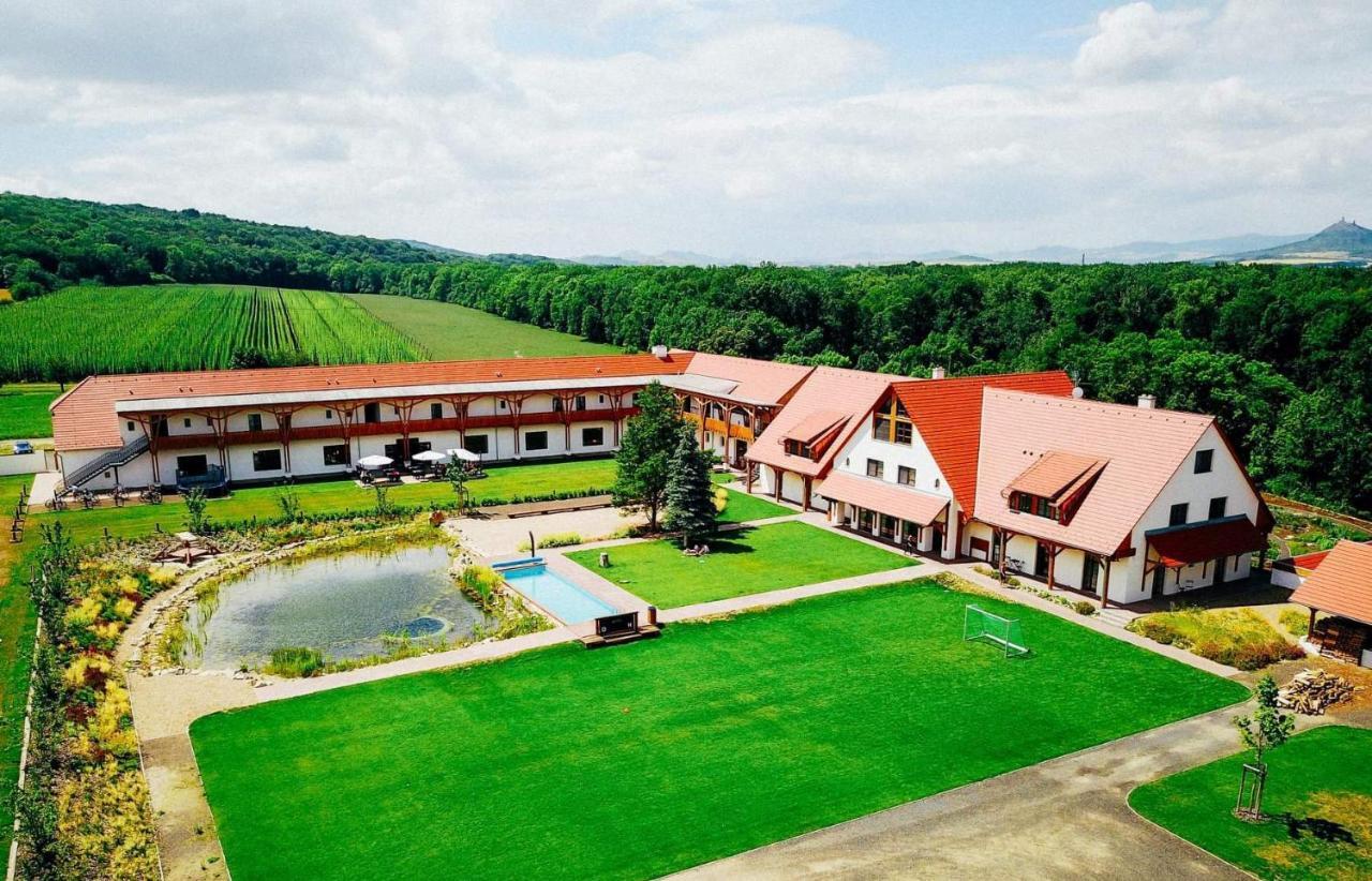 Dvur Perlova Voda Budyne nad Ohri Exterior photo